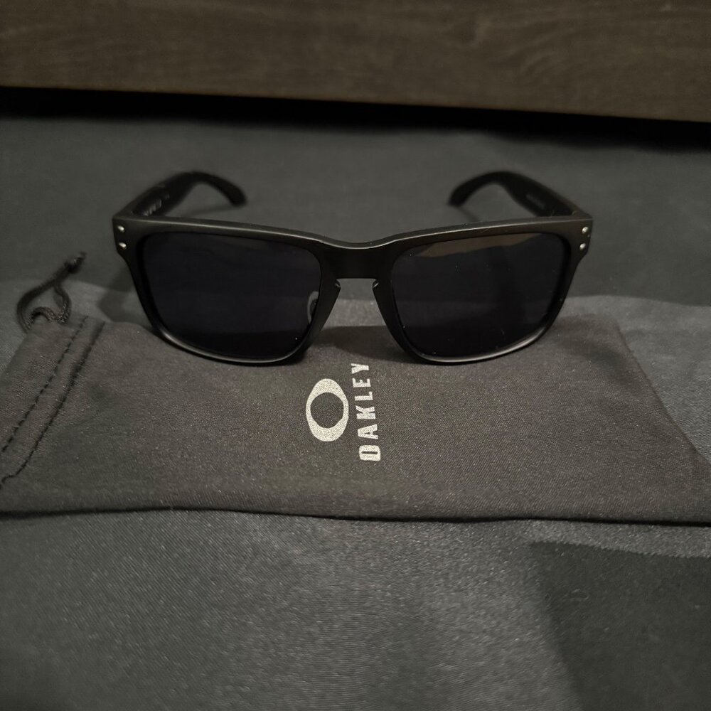 NEW Oakley Holbrook Mens Sunglasses 9102 Black Matte Frame Red Icons - Picture 2 of 7